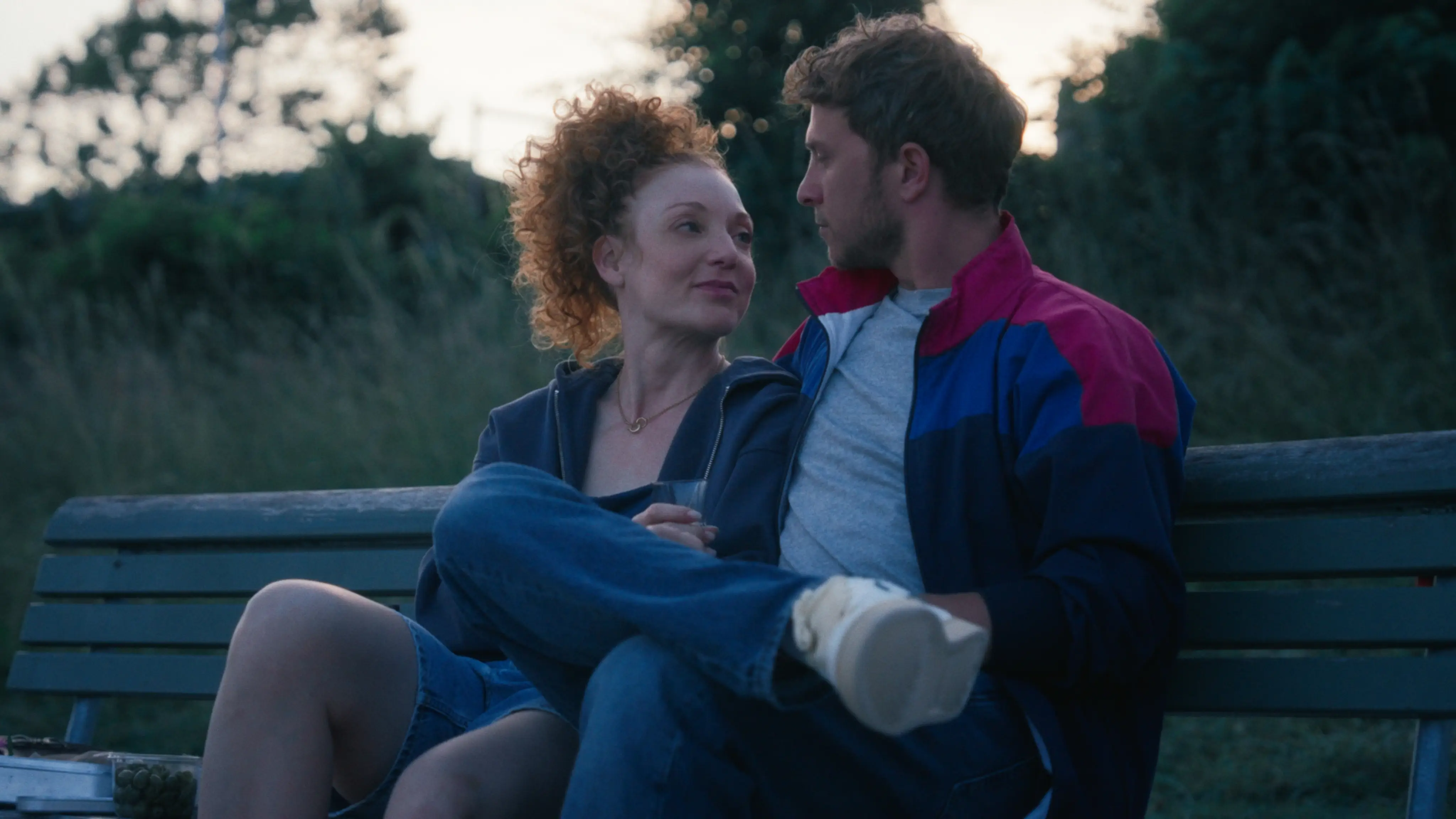 Bild aus dem Film: Paar küssend umschlungen in der Badewanne