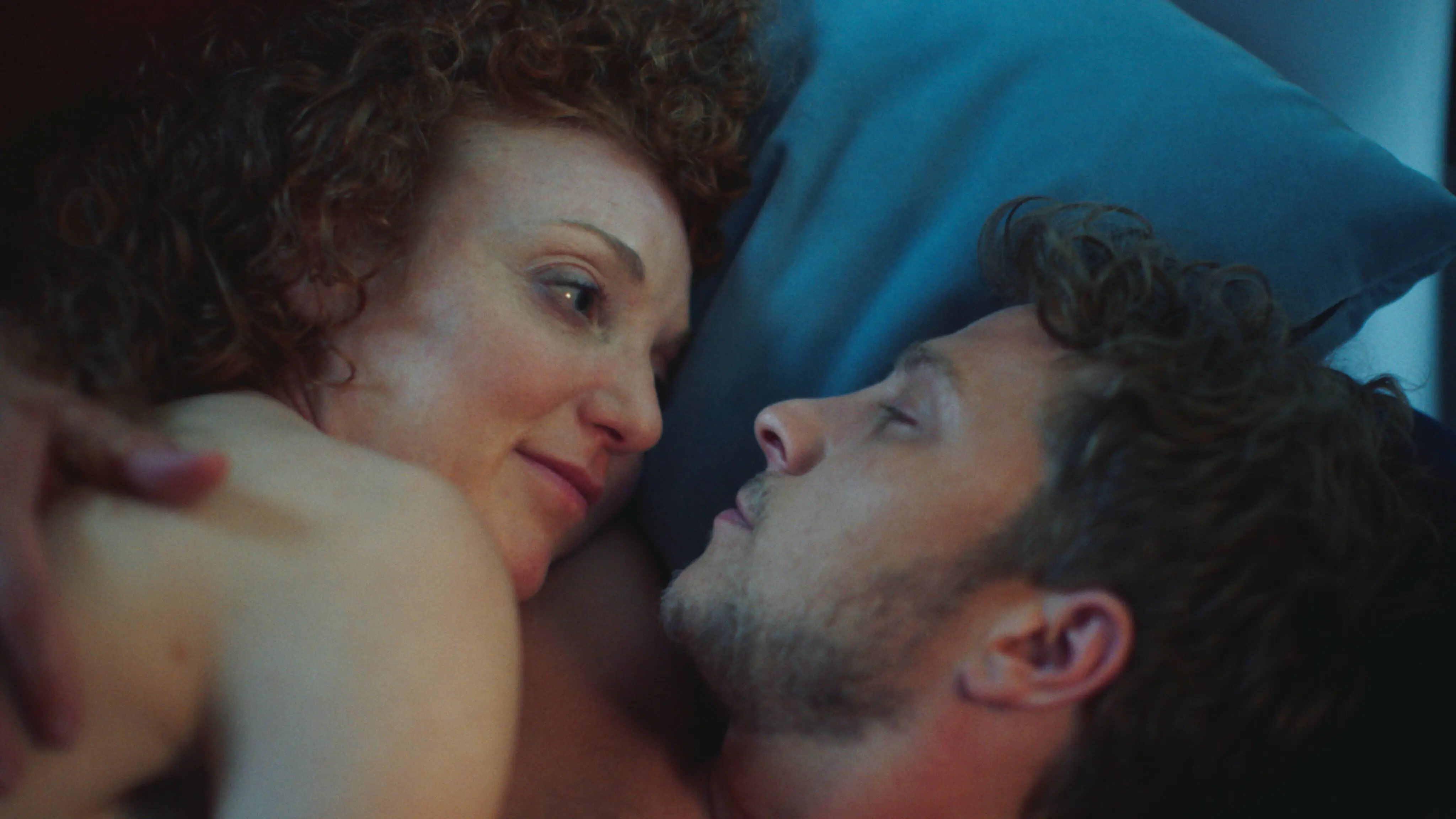 Bild aus dem Film: Paar küssend umschlungen in der Badewanne