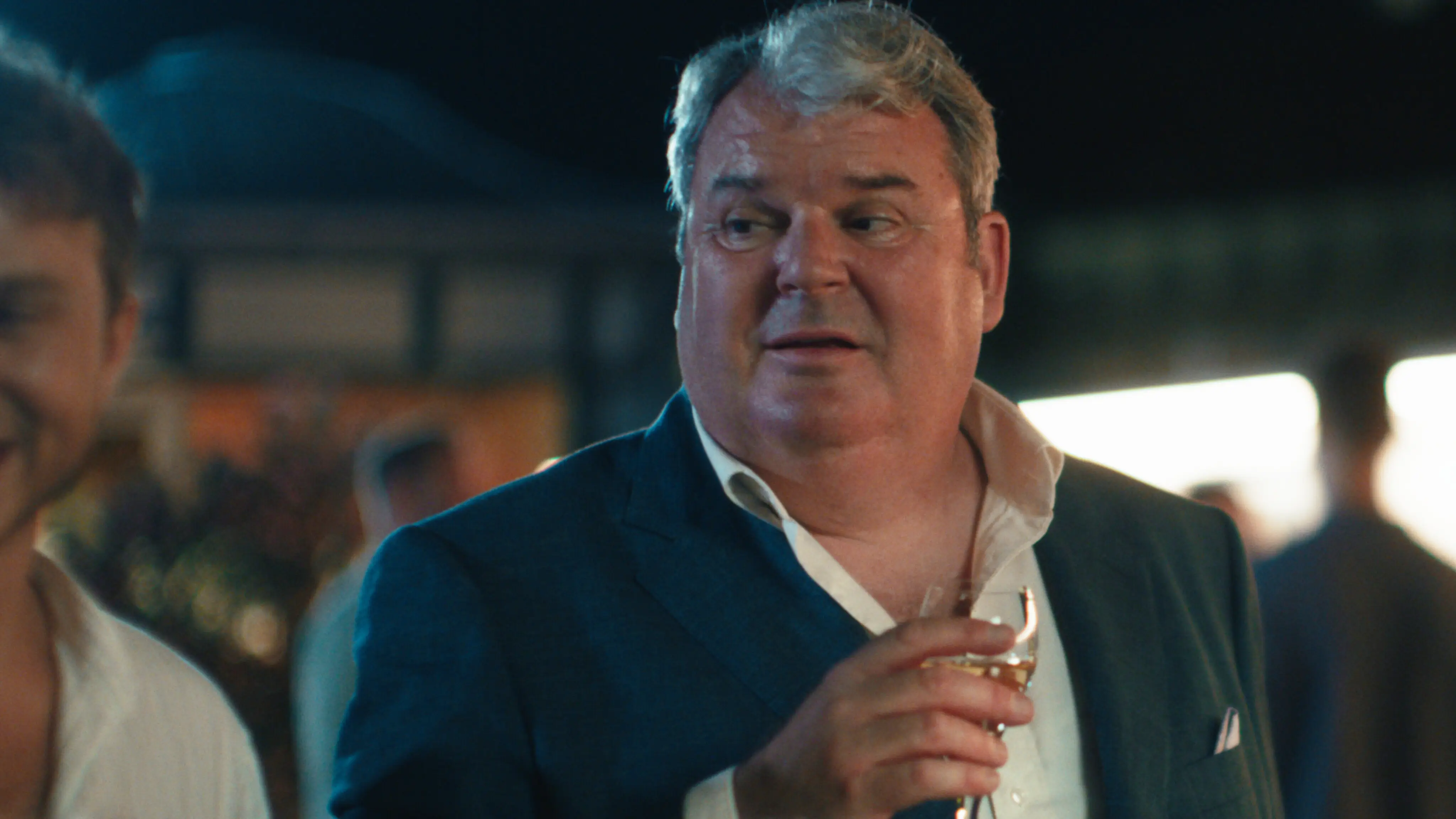 Bild aus dem Film: Paar küssend umschlungen in der Badewanne